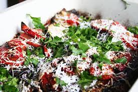 Pentru că am găsit în piață legume tare frumoase și gustoase (specific că de la tarabe cu producători locali, nu angro),am hotărât să fac acest preparat. Mancare Greceasca De Vinete Si Dovlecei Deliciu De Weekend