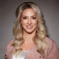 Tara Hendrickson's Instagram, Twitter & Facebook