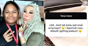 Kecantikannya yang polos dan segar menarik perhatian para pemuda di sana, terutama bocah nakal sekolah, aryo. Sumpah Dia Matured N3tizen Puji Cik B Matang Dalam Beri Nasihat Lebih Bijak Daripada Dato Seri Vida Lepat Pisang