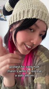 Carly Holt's Instagram, Twitter & Facebook