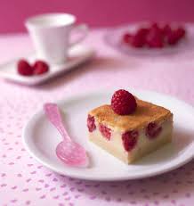 La Tendance Est Au Gateau Magique Craquez Pour Cette Recette A La Framboise Bien Plus Gouteuse Que Le Gateau Magique A Gateau Magique Recette Recette Gateau