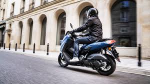It is powered by a 155cc, single cylinder engine producing 14.8 bhp and 13.5 nm of torque. Nmax 155 Roller Yamaha Motor