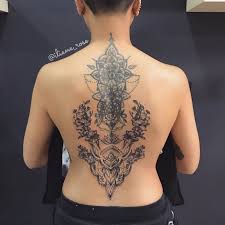Modele tatouage femme dos nuque. 100 Magnifiques Tatouages Dos Pour Femme Tatouez