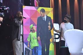 Will Smith se emociona ao ganhar obra inédita de Eduardo Kobra em evento em São Paulo