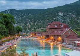 21 Family Resorts With Jaw Dropping Water Features Glenwood Springs Colorado Road Trip To Colorado Hot Springs