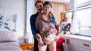 Première sodomie avec une mamie moche