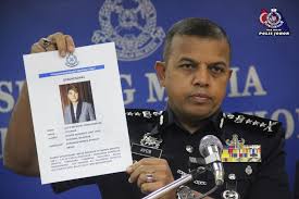 Saya mencari nama 'datuk siti nurhaliza' dan 'dato' siti nurhaliza'. Dato Sri Diburu