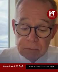 Una cabo de la Policía Nacional, identificada como Rosaura Elma Ortiz,  resultó con lesiones leves luego de lanzarse de un vehículo en movimiento  en la Autovía Juan Pablo II, a la altura