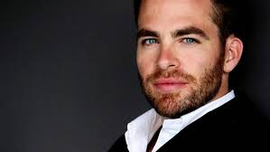 Chris Pine anda trabalhando bastante! E a gente adora!