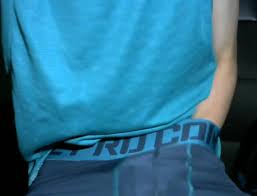 College -Student im Sportswear wichsen aus und abspritzen Sie große Ladung