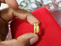 Cincin tunangan kd25 mempunyai desain yang sangat simple seperti plat yang seperti mempunyai 2 lapisan.pada cincin wanita dihiasi sebuah permata berbentuk kotak (american diamond) untuk menambah kilau indah cincin tersebut. Jual Cincin Tunangan Emas Asli Kadar 99 24k Berat Ringan Saja Di Lapak Mega Jewelry Bukalapak