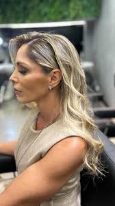 Depois de um loiro perfeito aquela Make que não pode faltar ✨💇🏼‍♀️,  @vivalindaesmalteria , @simasmariarita , @teka.simasmakeup , ., ., ., ., .,  #mechas #cabelosdivos #hair #mechasymechas ...