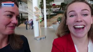 Mirthe van De Carrièrebus op bezoek bij Achmea in Apeldoorn