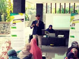 Engkaulah getar pertama yang meruntuhkan gerbang tak berujungku mengenal hidup engkaulah tetes embun pertama yang menyesatkan dahagaku dalam cinta tak bermuara engkaulah matahari firdausku yang menyinari kata pertama di cakrawala aksara. Sekolah Mutiara Embun Pagi Gelar Seminar Parenting Mutiara Embun Pagi