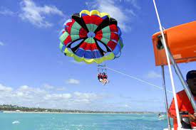 This safe and truly spectacular experience will amaze and delight guests of all ages with breathtaking views of the beaches, turquoise waters and sprawling resorts that line the shore while flying hundreds of feet in the air. Punta Cana 3 Stundige Parasailing Tour Getyourguide