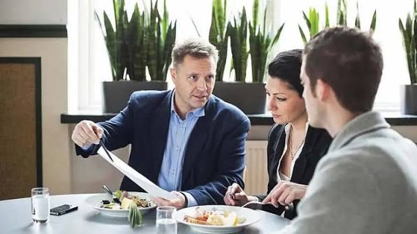 8 kinh nghiệm đi tiếp khách với sếp thành công