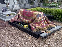 The Grave Of The Famous Dancer And Choreographer Nureev Designed By The Artist Ezio Frigerio In Paris A Mos Unusual Headstones Nureyev Famous Ballet Dancers
