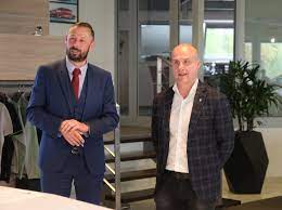 Firma autocentrum jan šmucler s.r.o., na konci září opustila po úspěšném šestiletém působení nevyhovující a stísněné prostory ve skladové ulici v plzni na slovanech a 1. Fotogalerie Podpis Partnerske Smlouvy Mezi Hc Skoda Plzen A Autocentrum Jan Smucler Fotogalerie Podpis Partnerske Smlouvy Mezi Hc Skoda Plzen A Autocentrum Jan Smucler Zpravy Plzenska Drbna Zpravy