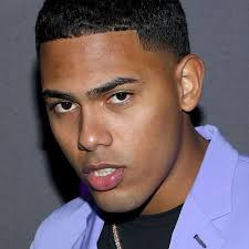 Se trata de un tema en el que el artista pretende mostrar su lado más romántico y sigue los pasos del reciente remix. Biografia De Myke Towers Edad Estatura Pack Novia Hijo Canciones Laletrade Biografias Musica Y Letras