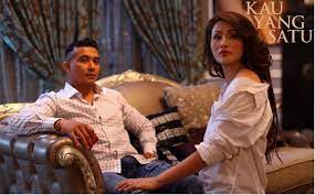 Hal itu dapat dibuktikan dari penceritaan per kalimatnya dimana penulis berusaha menggambarkan begitu besarnya kekuatan. Sedutan Novel Kau Yang Satu Salina Terpaku Isabella Dedah Hamil Anak Taufik Gempak