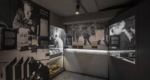W lutym młodzież przygotowała kilka prezentacji multimedialnych o tym poecie pokolenia wojennego. Muzeum Powstania Warszawskiego Studio Robot