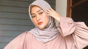 Zikri daulay menegaskan bila alvin faiz bukan orang ketiga dalam biduk rumah tangganya dengan henny rahman dulu. Mvbwdczezkolnm