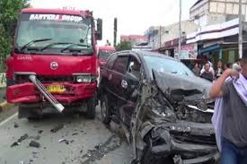 Warga berebut minyak curah saat truk alami kecelakaan. Berita Harian Kecelakaan Di Bogor Terbaru Hari Ini Kompas Com
