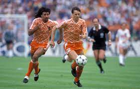 Het nederlands elftal, kortweg 'oranje' genoemd, heeft één keer een groot voetbaltoernooi gewonnen, namelijk het ek van 1988 in support het nederlands elftal met een nederland trainingspak. Wallpaper 1988 Elftal Spelers Nederlands Images For Desktop Section Sport Download