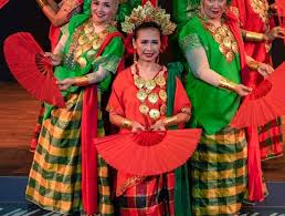 Gerak yang indah adalah gerak yang sudah mengalami distorsi, yaitu. Tari Tradisional Arts Quiz Quizizz