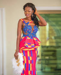 47 modèles de robes en pagne chics et tendances pour vos occasions ! Image May Contain 1 Person Standing Mariage Ghana Model Pagne Africain Robe Africaine