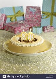Einfach reinschauen und den perfekten spruch zum 80. Geburtstagskuchen Skyers 80 Geschenke Geburtstag Kuchen Torten Kuchen Sahne Torte Geburtstag Skyers Anzahl Brennen Geburtstag Feiern Uberraschen Geburtstagsgeschenke Eingewickelt Deko Studio Achtzig 80 Stockfotografie Alamy