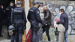 4 young men with different backgrounds merge in the same house and have to face new experiences living in a stolen house, being prosecuted by the police and other gangs.—joão ferreira imdb.com Despliegue Policial Sin Precedentes Para El Desalojo De Los Okupas De Gran Via Faro De Vigo