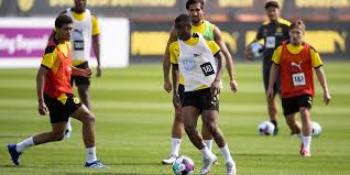 Maybe you would like to learn more about one of these? Ex St Pauli Talent Moukoko Erstes Profi Training Beim Bvb Mit 15 Mopo