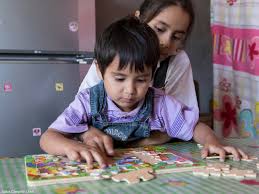 Hay muchos juegos sencillos para jugar en casa con niños de esta edad. Juegos Infantiles Guia De 3 A 6 Anos Ayuda En Accion