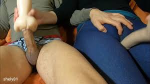 después de ver un video porno estaban demasiado calientes, así que tienen  que masturbarse