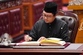 • seorang ahli yang di pilih akan memegang jawatan ini selama satu penggal (tiga tahun)dan boleh sambung sebanyak satu penggal lagi. Jaziri Senator Baharu Berazam Menyumbang Membangun Negara Utusan Borneo Online