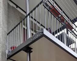 Metall Werk Zurich Ag Balkone Mit Gelander An Mehrfamilienhaus Familien Haus Haus Balkon