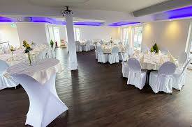 Hay un aparcamiento subterráneo gratuito y la autopista a5 se encuentra a 500 metros. Eventhalle Hotel Restaurant Partyservice Fallerhof Bad Krozingen