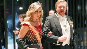 Nach seiner ankunft wurde das niederländische königspaar zunächst von prinz charles. Willem Alexander Der Niederlande Im Live Fernsehen Gelastert Er Vergass Dass Die Mikrofone An Waren Bunte De