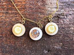 Fast alle perlenketten, welche wir hier in unserem shop anbieten, sind ebenfalls als bausatz bei uns erhältlich. Diy Choker Kette Mit Metall Holz Glas Hand Im Gluck