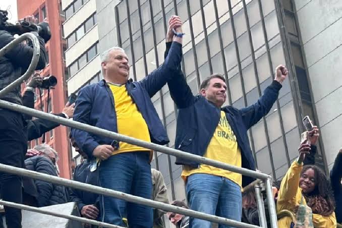 Os destaques do ato de Flávio Bolsonaro na Avenida Paulista no 7 de Setembro  | VEJA