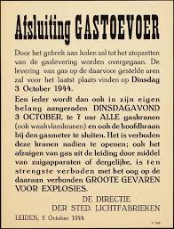 De kans bestaat dat we de avondklok legitiem en gewoon gaan vinden, dat er sneller naar gegrepen zal worden. sinardet beschrijft de avondklok als een vorm van symboolpolitiek. 8 Ideeen Over Oorlog Bekendmaking Affiche Oorlog Geschiedenis Tweede Wereldoorlog