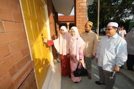 Kejayaan pelajar dari sekolah menengah agama arab maahad muhammadi (perempuan), kota bharu, kelantan ini agak istimewa kerana dia adalah anak seorang nelayan berbanding pelajar cemerlang spm sebelum ini yang datang dari keluarga yang agak senang. Nik Nur Madihah 2 Takaful Smart Medic 100 Guide