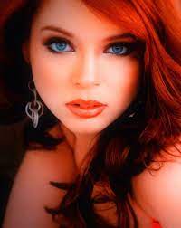 Peach can be worn in any season and looks beautiful by itself, making a monochromatic peach shadow look ideal when wanting to enhance blue eyes. Best Eyeshadow For Blue Eyes And Red Hair For Makeup Tips Red Hair Makeup Wedding Makeup Redhead Redhead Makeup