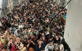 The capital and largest city of afghanistan, in the eastern part of the country near the border with pakistan on the kabul river, about 700 km long. Evacuation De Kaboul L Incroyable Photo Des Afghans Fuyant Les Talibans Dans Un C 17 Americain Le Parisien