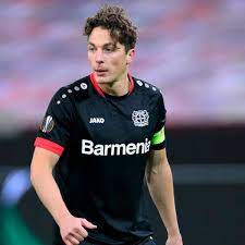 Julian baumgartlinger (born 2 january 1988) is an austrian footballer who plays as a central defensive midfielder for german club bayer 04 leverkusen, and in the game fifa 21 his overall rating is 77. Bayer Leverkusen Verlangert Vertrag Mit Julian Baumgartlinger Trotz Verletzung