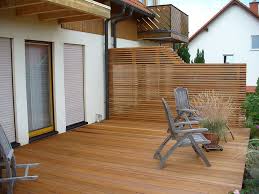 Verkleiden Sie Ihren Balkon 27 Ideen Fur Balkonumrandung Balkon Zenideen Balkon Dekor Balkon Gelander Holz Balkonverkleidung Holz