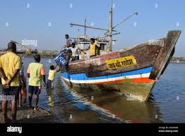 Mumbai fishing boat hi-res stock ...