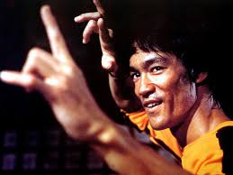Bruce lee, unul dintre cei mai cunoscuţi practicanţi de arte marţiale, devenit un actor de succes, prezintă o poveste de viaţă dubioasă şi o moarte învăluită în mister. 40 De Ani De La Moartea Lui Bruce Lee Dan Tomozei