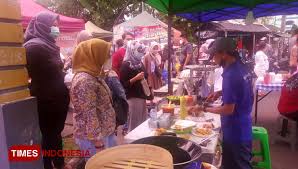 Menjual ayam goreng dengan sambal bawang yang khas. Mambo Kuliner Night Disambut Antusias Masyarakat Kota Tasikmalaya Times Indonesia